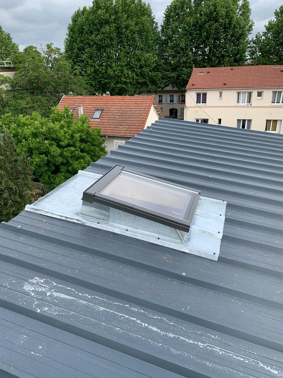 Zinguerie, gouttières et pose de Velux sur toiture zinc dans le 44